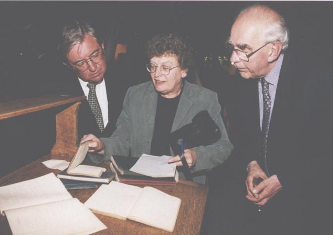 Liz Hodgkin looking at her mother's

notebooks